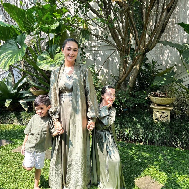<p>Nabila kerap mengunggah potretnya di laman media sosial. Ia juga sering membagikan momennya bersama anak-anaknya, Raqeema dan Rasheed. (Foto: Instagram: @nsyakieb85)</p>