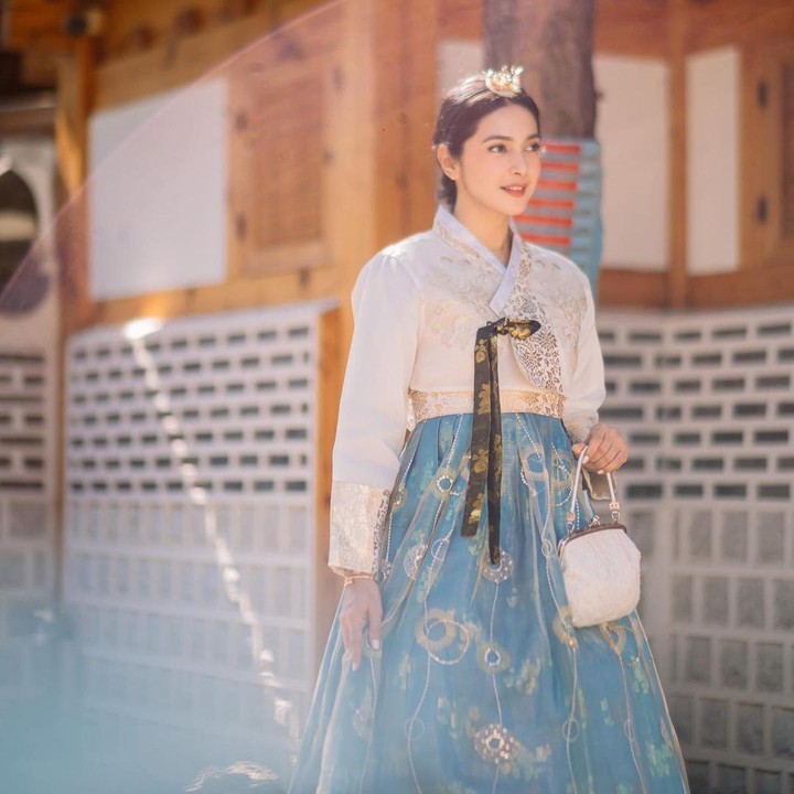 <p>Belum lama ini, Nabila membagikan potretnya kala mengenakan baju khas Korea, Hanbok. Meski memiliki wajah Timur Tengah, Nabila tetap terlihat cantik dan menyerupai artis Korea, lho. (Foto: Instagram: @nsyakieb85)</p>