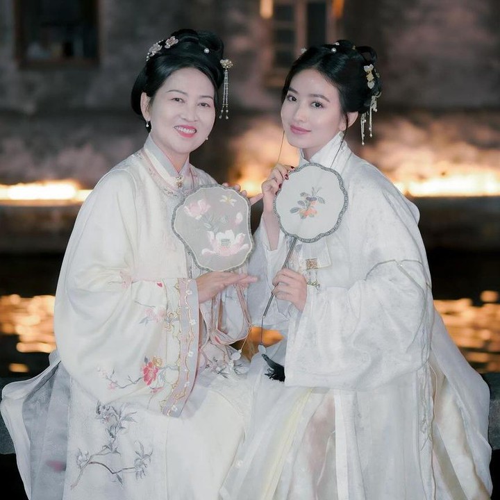 <p>Pada sebuah kesempatan, Natasha dan sang Bunda bersolek dan mengenakan pakaian tradisional China. Selain riasan yang mendukung, keduanya juga mengenakan aksesoris seperti kipas dan jepit rambut. (Foto: Instagram: @natashawilona12)</p>
