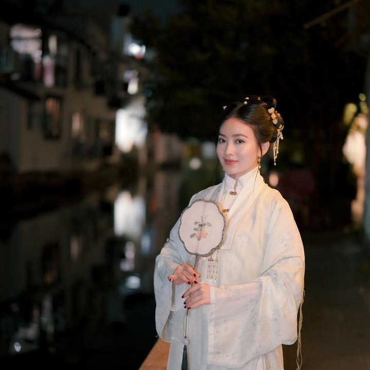 <p>Banyak netizen yang salah fokus dengan sosok Natasha yang mengenakan baju tradisional China ini, Bunda. Bahkan ada yang menyebut keduanya menyerupai Dewi Kwan In, lho. (Foto: Instagram: @natashawilona12)</p>