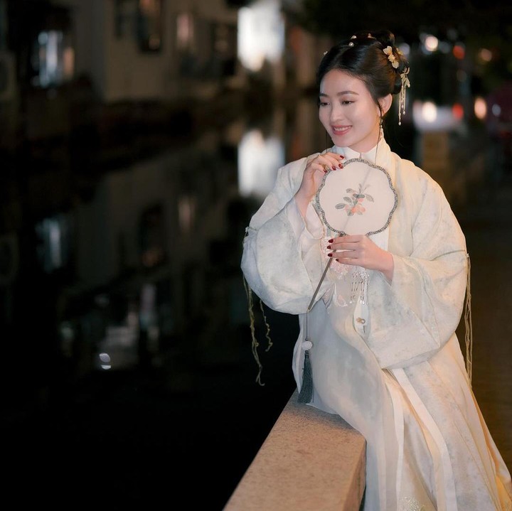 <p>"Jangan lakukan apa yang Anda inginkan pada orang lain," tulis Natasha Wilona pada keterangan fotonya yang mengenakan busana tradisional China ini. (Foto: Instagram: @natashawilona12)</p>