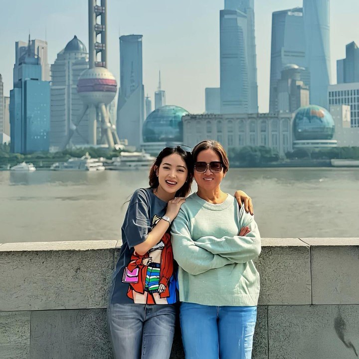 <p>Artis cantik Natasha Wilona tengah menghabiskan waktu bersama orang tua dan keluarga. 'Negeri Tirai Bambu' pun menjadi tujuannya untuk berlibur. (Foto: Instagram: @natashawilona12)</p>