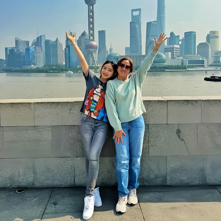 <p>Melihat dari akun Instagram-nya, perempuan yang akrab disapa Wilo ini mengunggah potretnya saat menikmati suasana di 'Negeri Tirai Bambu'. Tak jarang pula ia membagikan momennya bersama sang Bunda. (Foto: Instagram: @natashawilona12)</p>
