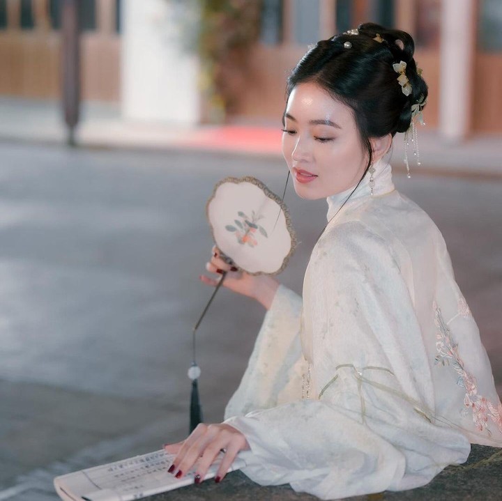<p>"<em>Chinesse girl</em> cantik <em>bingittssss</em>," ungkap seorang netizen. "Aduh ku pikir Dewi Kwan In," ujar yang lainnya dengan menyisipkan emotikon hati. (Foto: Instagram: @natashawilona12)</p>