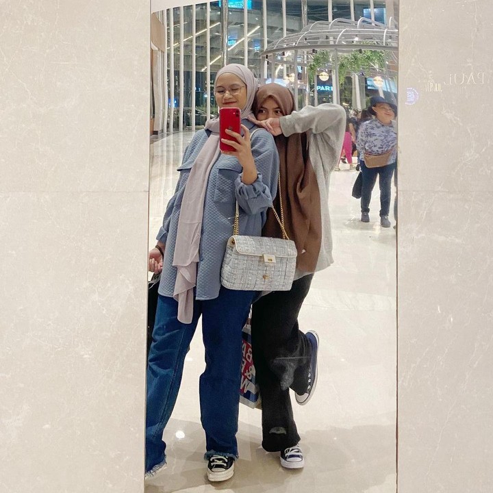 <p>Dalam beberapa unggahan di laman Instagram Ines, terlihat potret kompaknya dengan Sienna. Keduanya juga sering menghabiskan waktu bersama untuk hangout. (Foto: Instagram: @nesyanabila)</p>