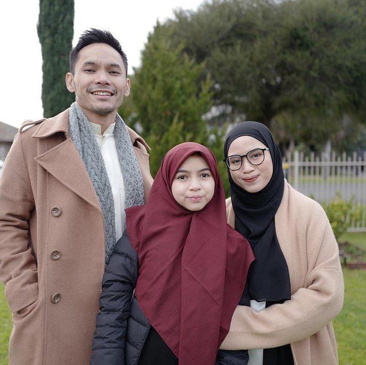<p>Nesya Ayu Nabila menikah dengan aktor Ben Kasyafani pada tahun 2016, Bunda. Perempuan yang kerap disapa Ines ini ternyata sangat dekat dengan anak sambungnya, Sienna. (Foto: Instagram: @nesyanabila)</p>