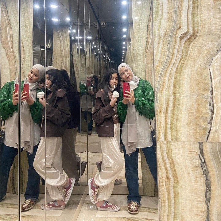 <p>"Selesai menepati janji “Yes Day” yang gak yes yes amat. Ada No-nya juga karena mau beli permen karet di Indomaret yang akhirnya aku Yes-in juga beli permen karet di PIM," tulis Ines pada salah satu unggahannya bersama Sienna. (Foto: Instagram: @nesyanabila)</p>