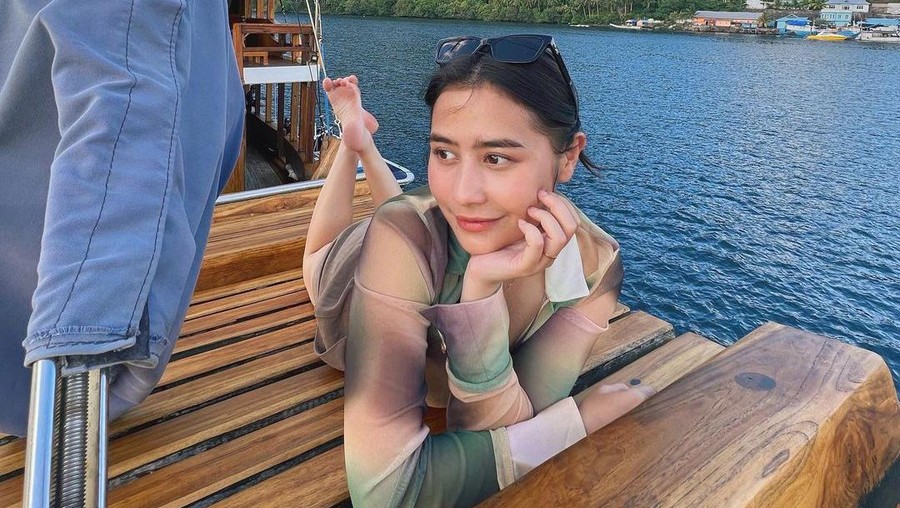 Prilly Latuconsina di Banda Neira