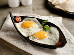 5 Tips Masak Telur yang Praktis, Bikin Poached Egg hingga Omelet Lucu