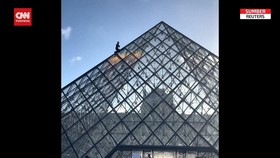 VIDEO: Aktivis Iklim Panjat dan Melempar Cat ke Louvre