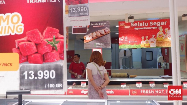 Daging ayam broiler segar dijual murah mulai dari Rp20 ribu per ekor selama gelaran Transmart Full Day Sale hari ini, Minggu (26/11).