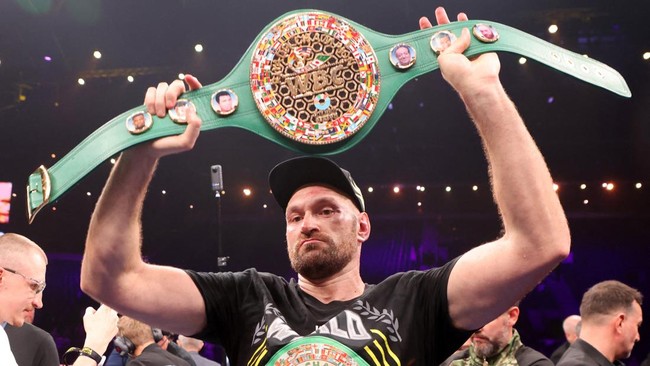 FOTO: Tyson Fury Selamat dari Knock Down Francis Ngannou
