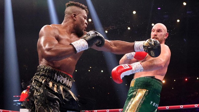 Tyson Fury disebut sudah merampok kemenangan dari Francis Ngannou dalam duel tinju kelas berat di Kingdom Arena, Riyadh.