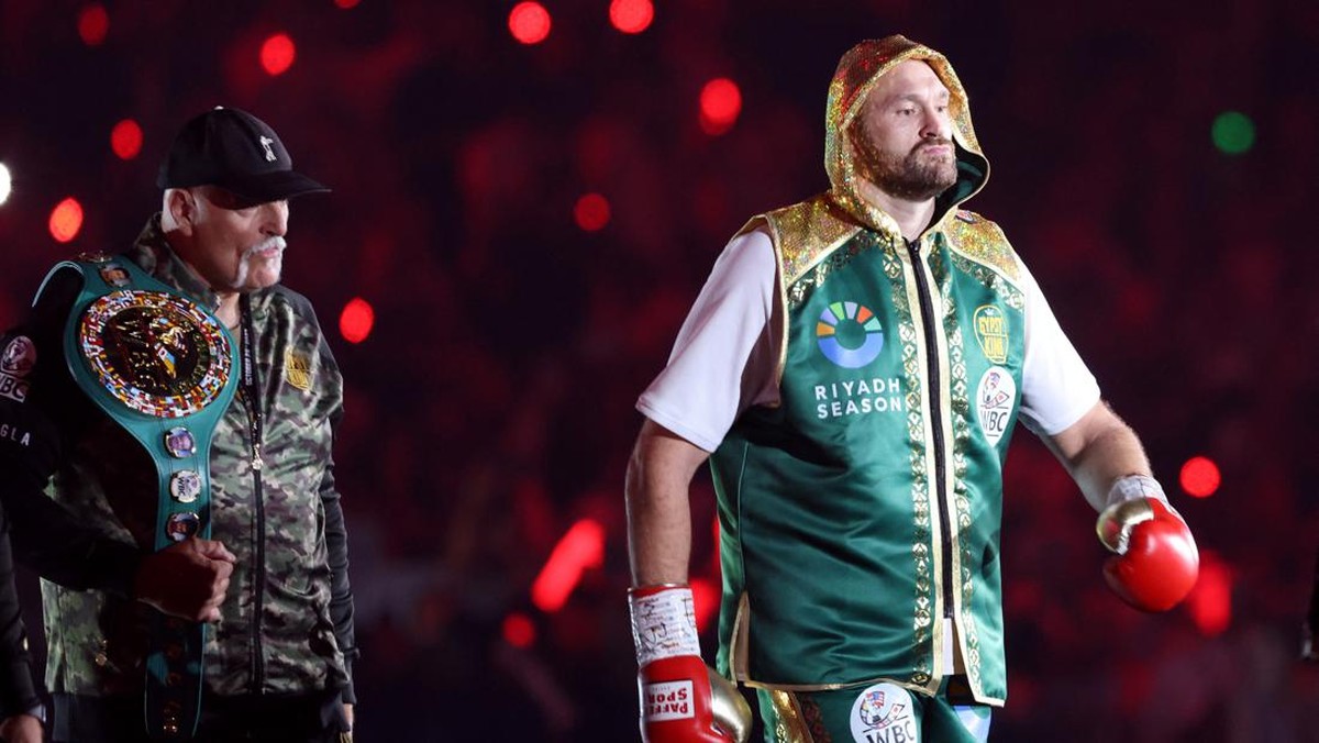 FOTO: Tyson Fury Selamat dari Knock Down Francis Ngannou