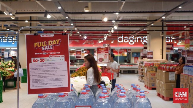 Warga Ibu Kota ramai-ramai berbelanja denga diskon hingga 50 persen di Transmart Kota Kasablanka, Jakarta saat Transmart Full Day Sale, Minggu (29/10).