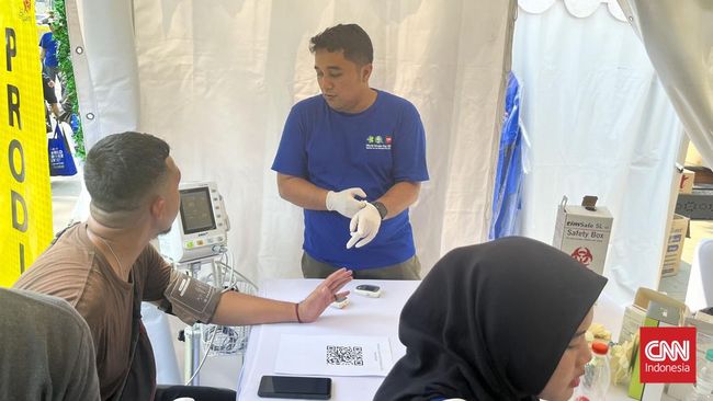 Sejumlah peserta 'World Stroke Day' 2023 antre untuk pemeriksaan kesehatan gratis di booth milik RS PON, Himpunan Perawat Neurosains Indonesia, dan Peptibren.
