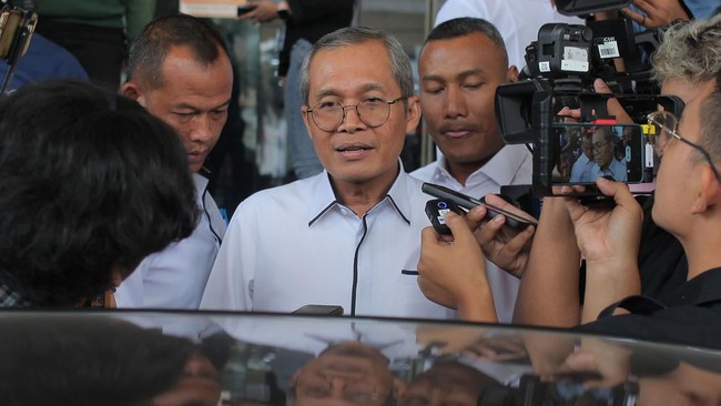 Wakil Ketua KPK Alexander Marwata seharusnya diperiksa Polda Metro Jaya hari ini, namun minta ditunda dengan alasan sedang dinas.