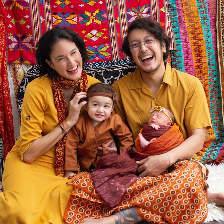 <p>Nadine Chandrawinata melahirkan anak pertama bernama Nadi Djiwa Anggara di tanggal cantik 22 Februari 2022. Setahun kemudian, hadir anak kedua bernama Nadi Djala Anggara yang lahir tepat di Hari Kesaktian Pancasila, 1 Oktober 2023. "Di hari kesaktian Pancasila, lahirlah anak kedua kami. Hai dunia, namaku Nadi Djala Anggara, yes panggil aku Djala ya!!" kata sang suami, Dimas Anggara. (Foto: Instagram: @nadinelist)</p>