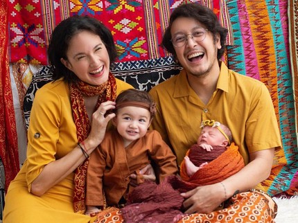 7 Potret Bunda Artis Punya Anak dengan Jarak Berdekatan, Dinda Hauw hingga Nadine Chandrawinata