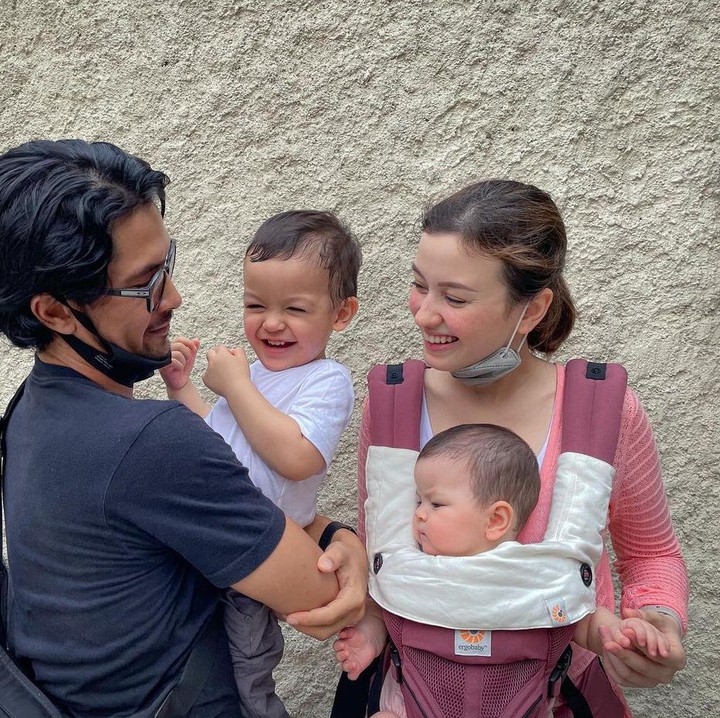 <p>Setelah menikah dengan Edward Akbar, Kimberly Ryder dikaruniai dua orang anak dengan jarak berdekatan. Anak pertamanya bernama Rayden Starlight Akbar lahir pada 19 November 2019, sementara sang adik Aisyah Moonlight Akbar lahir di tanggal 20 November 2020. "Kebahagian itu sederhana. Melihat, merasakan senyum & tawa kalian berdua adalah anugerah terindah bagi Papa," ucap Edward. (Foto: Instagram: @kimberlyryder)</p>