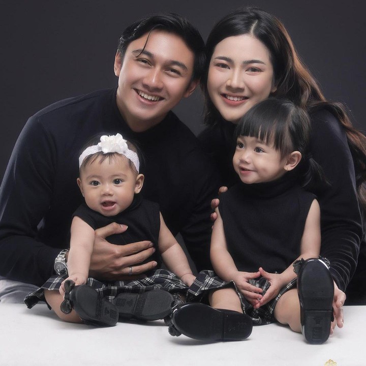 <p>Felicya Angelista dikaruniai anak pertama bernama Graziella Bible Emmanuela pada 9 November 2021. Pada 22 Desember 2022, Felicya dan suami, Caesar Hito, kembali dikaruniai putri cantik bernama Zefanya Graneth Emmanuela. "Aku mencintai kalian gadis-gadisku. Selalu dan selamanya," tutur Felicya. (Foto: Instagram: @felicyangelista_)</p>