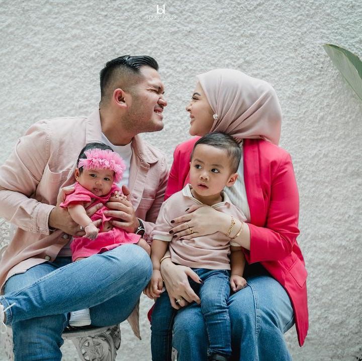 <p>Artis cantik Kesha Ratuliu dan suami dikaruniai anak pertama yang bernama Qwenzy Kalandra Putra Permana pada 12 Desember 2021. Tak sampai dua tahun, Kesha kembali melahirkan anak kedua bernama Aisha Kaluna Letecia pada 19 Mei 2023. "<em>MasyaAllah</em> Qwenzy dan Aisha. Mirip siapa yaa??" tanya Kesha. (Foto: Instagram: @kesharatuliu05)</p>