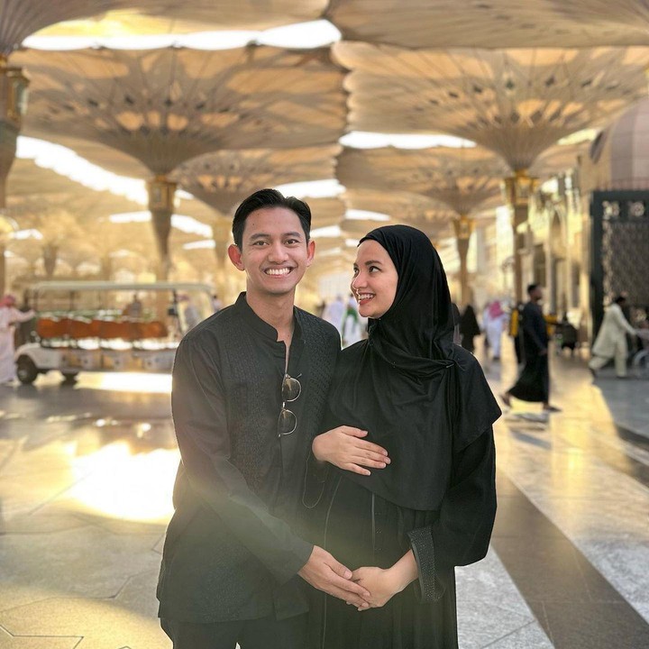 <p>Dalam beberapa potret yang dibagikan di Instagram pribadi Sabrina, keduanya tampak kompak mengenakan baju berwarna senada dan berpose di depan Masjid Nabawi. Baby bump Sabrina pun mulai terlihat jelas, Bunda. (Foto: Instagram: @sabrinaanggraini)</p>