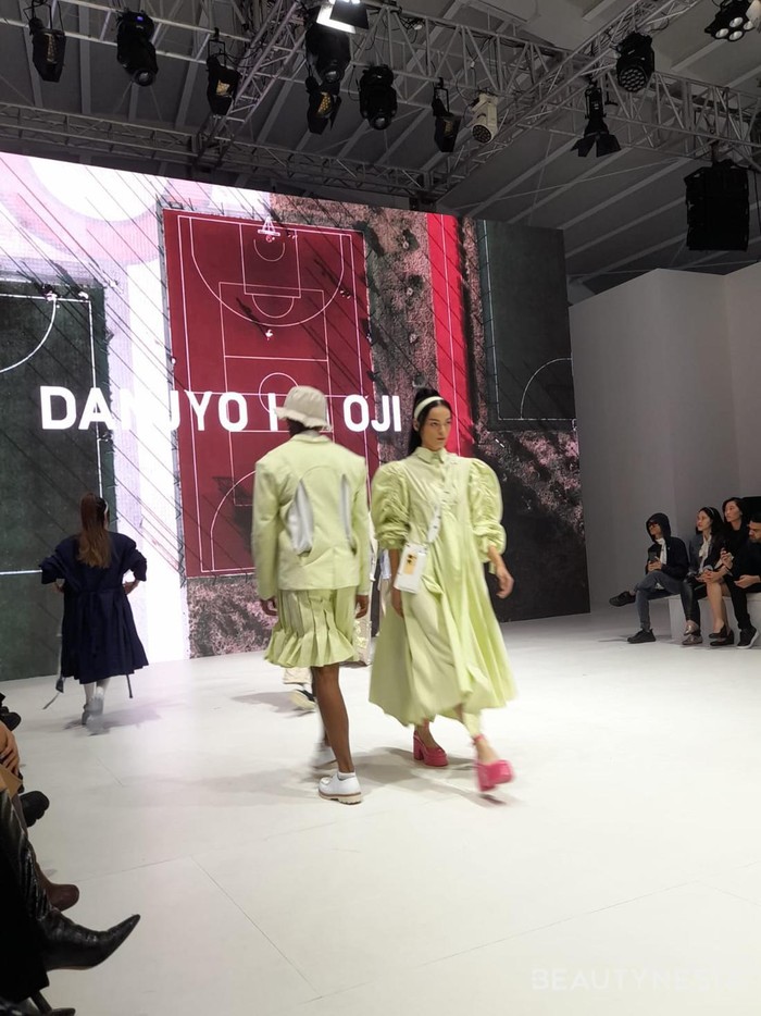 Tak hanya itu saja, cutting yang khas ala Danjyo Hiyoji seperti loose cut, ruffle, dan detail tali pun dikombinasikan dengan berbagai warna serta motif tartan hingga stripes./ Foto: Sierra/Beautynesia