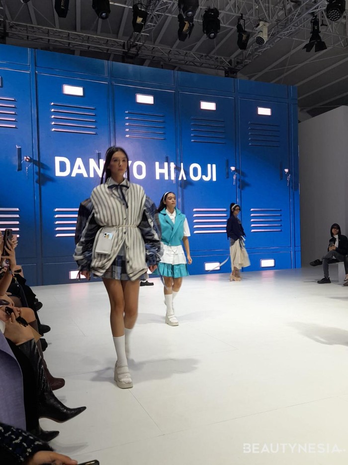 Menampilkan warna-warna seperti navy, cream, putih, light blue, dan lainnya, Danjyo Hiyoji Spring/Summer 2023 ‘SOPHOMORE’ seakan mengajak pencinta fashion untuk nostalgia dalam nuansa ‘Sophomore Year’./ Foto: Sierra/Beautynesia