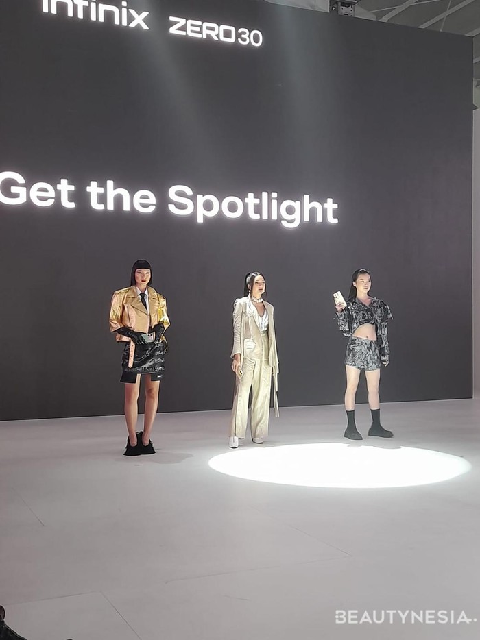 Pada Jumat, (27/10) lalu, label Danjyo Hiyoji memamerkan koleksi Spring/Summer 2024 ‘SOPHOMORE’ bersama Infinix di Jakarta Fashion Week 2024./ Foto: Sierra/Beautynesia
