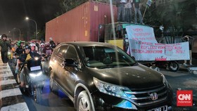 Demo 9 Tahun Jokowi, Mahasiswa Tutup Jalan Trans Sulawesi hingga Malam