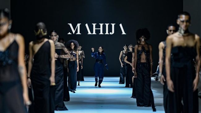Mahija dan Hian Tjen menutup gelaran Jakarta Fashion Week (JFW) 2024 yang dibungkus dengan pertunjukan Dewi Fashion Knights, Minggu (29/10).