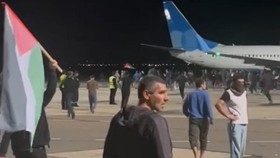 FOTO: Ratusan Massa di Dagestan Rusia Serbu Bandara Incar Warga Israel