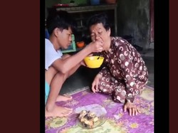 Tabahnya Entis yang Putus Sekolah Demi Rawat Sang Ibu