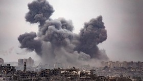 Israel Mulai Invasi Darat ke Gaza Selatan Usir Warga Palestina