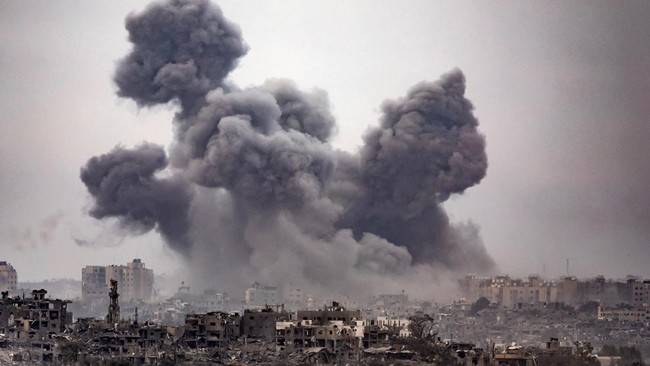 Israel mulai melancarkan invasi daratnya ke Jalur Gaza Palestina bagian selatan menyusul gencatan senjata yang berakhir tanpa ada perpanjangan lagi pekan lalu.