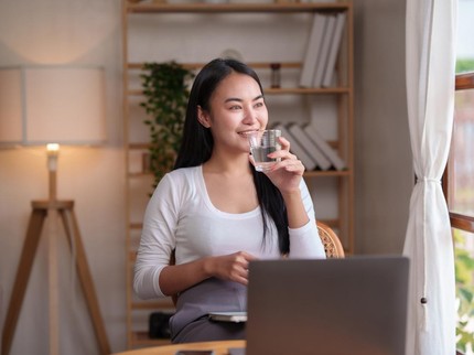 4 Alasan Bunda Harus Minum Air Putih Sebelum Ngeteh atau Ngopi