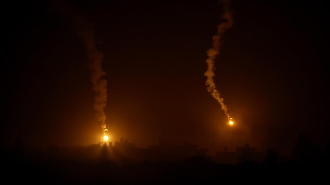 Kelompok militan Hisbullah di Lebanon meluncurkan sekitar 25 hingga 30 roket ke Kiryat Shmona, sebuah kota di utara Israel.