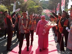 Tradisi Pedang Pora Sambut Kedatangan Kapolda Jatim Irjen Imam Sugianto