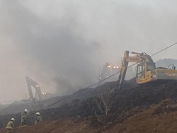 1 Alat Berat Terbakar Saat Kebakaran Terjadi di TPST Bantargebang
