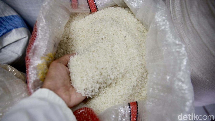 Kemarau Tak Kunjung Usai, Harga Beras Tembus Rp 15.000/Kg Harga beras jenis medium dan premium terpantau naik lagi di pasar kawasan Jakarta Selatan. Salah satu penyebabnya adalah musim kemarau yang tak kunjung usai.