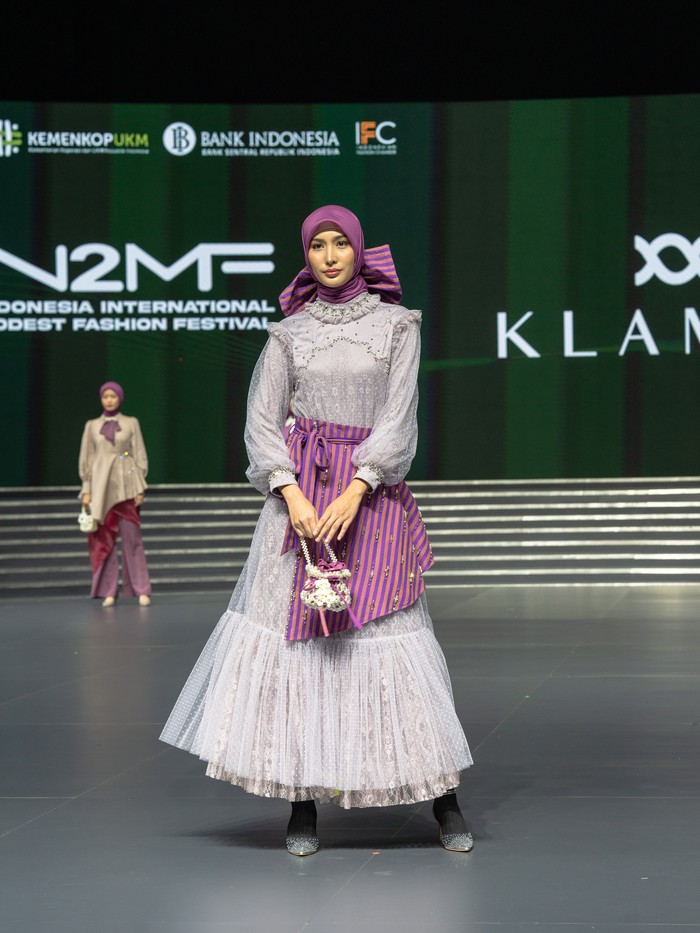 Digelar di Plenary Hall, Jakarta Convention Center, sebanyak 8 looks dipresentasikan lewat ajang IN2MF, yaitu koleksi Tapis dan Lagos menjadi koleksi signature, serta 4 koleksi spesial dari Klamby Heritage/ Foto: Courtesy of KLAMBY