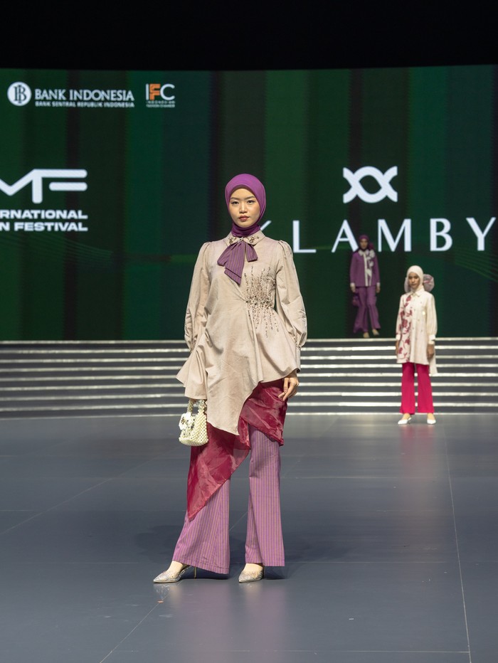 Minim siluet bervolume, setiap busana muslim yang diperagakan bersandar pada sisi pragmatis, tapi dengan imbuhan detail kontemporer serta styling menarik, seperti potongan hemline asimetris, sentuhan embellishment, pleats yang memperkuat kesan feminin, hingga padanan dengan celana flare/ Foto: Courtesy of KLAMBY