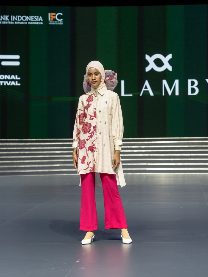 Rona cerah, tapi mencolok juga mendominasi koleksi. Perpaduannya dengan warna netral dan aneka tekstur justru menyempurnakan kesatuan look/ Foto: Courtesy of KLAMBY