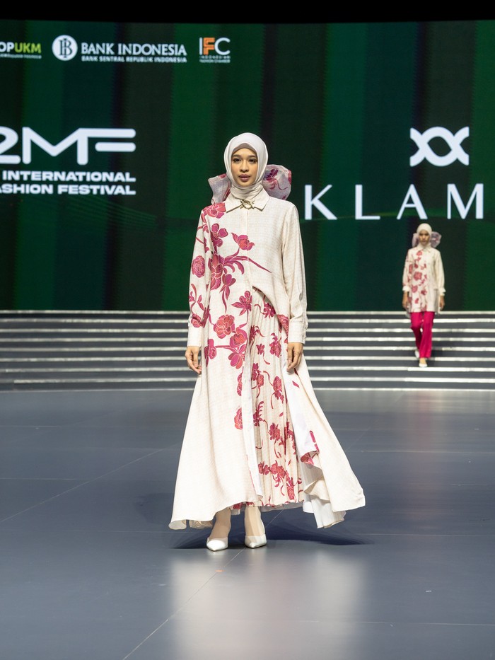 Dengan setiap piece yang mudah dipadukan, seperti shirt dress dengan maxi skirt atau celana palazzo, rona kontras antara dasar dan corak cukup menjadi pusat perhatian tanpa perlu banyak styling/ Foto: Courtesy of KLAMBY