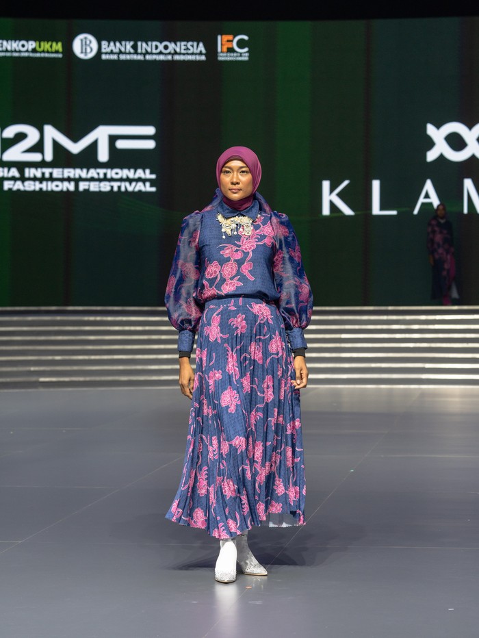 Tak sabar ingin memakainya, Beauties? Koleksi Tapis sudah bisa kamu dapatkan sejak 25 Oktober 2023 di website KLAMBY dan outlet fisik. Happy shopping!/ Foto: Courtesy of KLAMBY