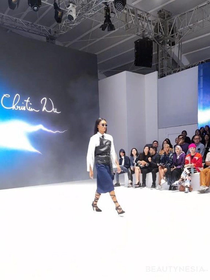 Pada Jumat, (27/10) lalu, label MORAL menghadirkan kolaborasinya dengan Christin Wu melalui pergelaran Jakarta Fashion Week 2024./ Foto: Sierra/Beautynesia