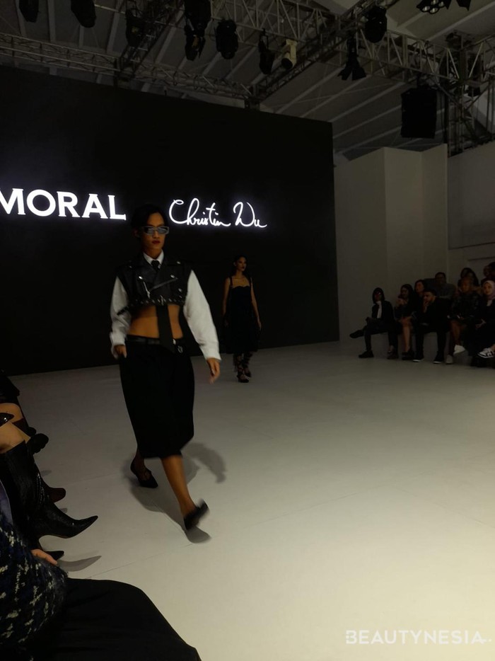 Tak hanya itu saja, cutting yang menampilkan 'kesan' sensual dengan crop top turut membuat koleksi yang satu ini menarik perhatian./ Foto: Sierra/Beautynesia