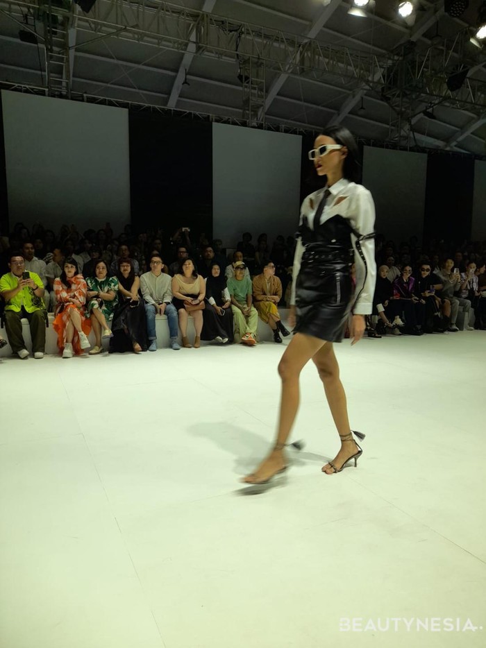 Melalui koleksi kali ini, pencinta fashion dimanjakan dengan nuansa hitam, putih, silver, hingga denim./ Foto: Sierra/Beautynesia