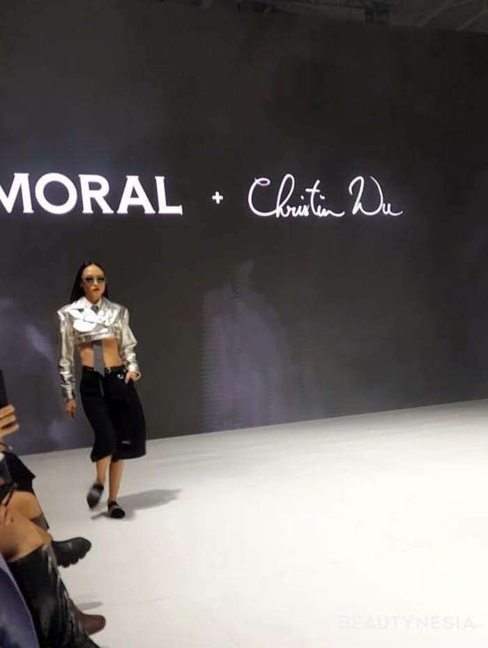 Kembali menjadi 'hits', perpaduan denim dan silver dari koleksi MORAL ini menampilkan kesan edgy dan elegan sekaligus./ Foto: Sierra/Beautynesia